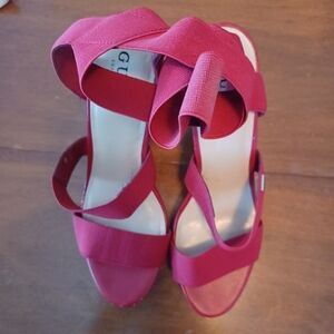 Guess pumps
